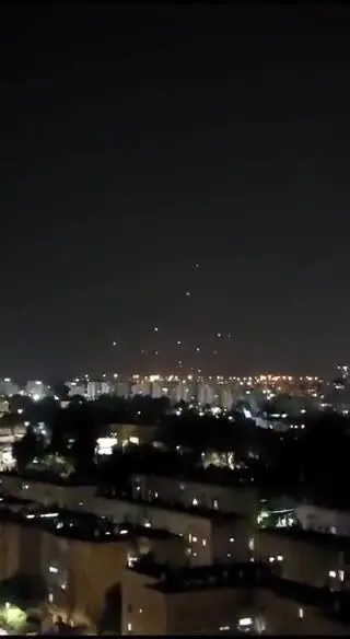 Il sistema di difesa "Iron dome" in azione durante la notte