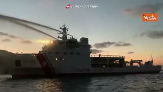 Nave in fiamme a Lampedusa: i passeggeri tratti in salvo dalla Guardia Costiera