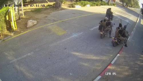 Il momento in cui i terroristi di Hamas entrano nel kibbutz di Be'eri