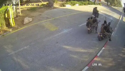Il momento in cui i terroristi di Hamas entrano nel kibbutz di Be'eri