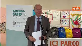 Valditara a Caivano mostra zaini e materiale scolastico che verranno consegnati a tutti gli studenti