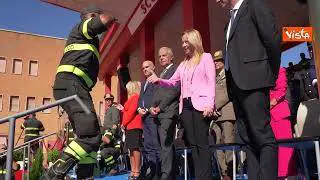 Meloni riceve in dono casco rosso di capo squadra Vigili del fuoco con suo nome a giuramento allievi