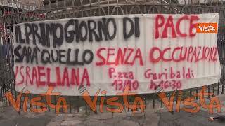 Presidio della comunità palestinese a Napoli, striscione anti-Israele su obelisco Madonna
