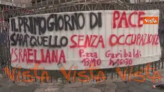 Presidio della comunità palestinese a Napoli, striscione anti-Israele su obelisco Madonna