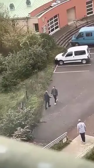 L'attentatore ceceno lascia il liceo di Arras dopo l'attacco