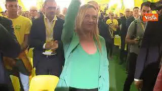 Standing ovation per Meloni all'arrivo al Villaggio Coldiretti