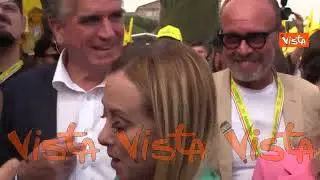 Salumi, biscotti e sapone al latte d'asina, assaggi e doni per Giorgia Meloni a Villaggio Coldiretti