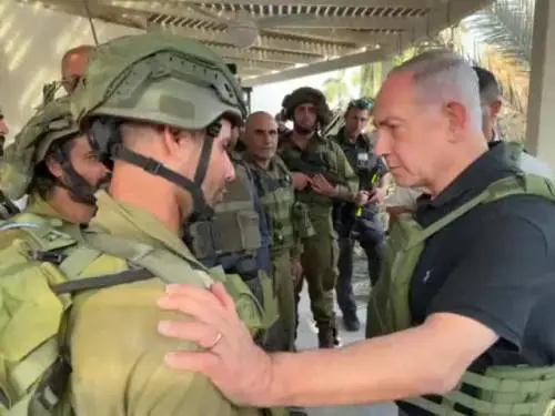 Netanyahu in prima linea coi soldati: "Siamo pronti"