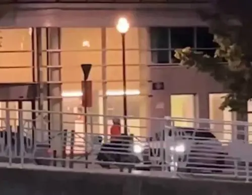 L'arrivo in scooter e gli spari: il video del killer in fuga