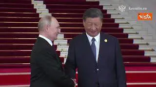 Putin a Pechino accolto da Xi Jinping. Incontri anche con Orbán e primo ministro Thailandia