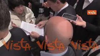 Donna chiede aiuto a Giuseppe Conte e gli mostra dei documenti, lui commenta: Mi fa tornare avvocato