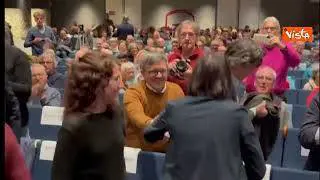 L'applauso per Elly Schlein a Trento per la chiusura della campagna elettorale delle provinciali