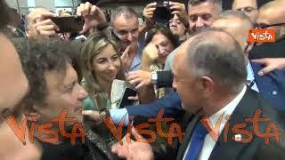 L'abbraccio tra il nuovo procuratore di Napoli Gratteri e Enzo Avitabile