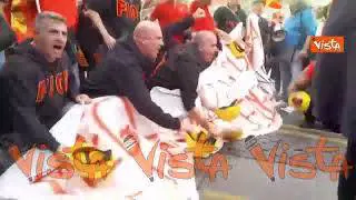 Ex-Ilva, lavoratori battono i caschetti a terra durante il corteo a Roma