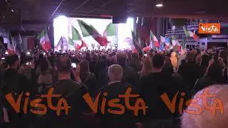 Festa di Fratelli d'Italia per un anno di Governo Meloni, il pubblico canta l'inno nazionale