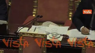 Meloni esce dall'Aula del Senato e lascia il suo scialle sullo scranno