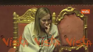 Meloni ascolta l'intervento del senatore Lorefice (M5s), ecco le sue reazioni in Aula