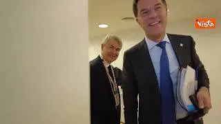 Meloni a Bruxelles incontra il premier olandese Rutte, l'abbraccio tra i due leader