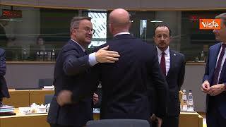Consiglio Ue, i leader si salutano con abbracci e strette di mano al loro arrivo