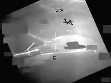 Scintille ad alta quota tra il caccia cinese e il B-52 Usa: le immagini della sfida