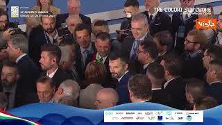 L'abbraccio dei sindaci di Anci al termine dell'Assemblea a Genova