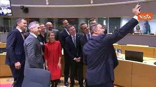 Un selfie dei leader dell'Unione europea nella sala del Consiglio Ue