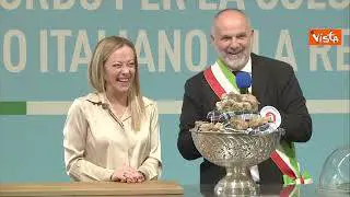 Meloni in posa con il tartufo bianco da record (oltre un chilo) alla Fiera di Acqualagna