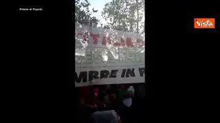 "Fuori l'Italia dalle guerre", lo striscione al corteo pro Palestina di Roma