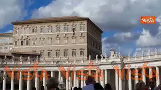 Papa Francesco: "Buon pranzo, pregate per me". L'applauso dei fedeli in piazza San Pietro