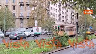 Nubifragio a Milano, albero cade sui tralicci del tram in zona Corso Sempione, linee ferme