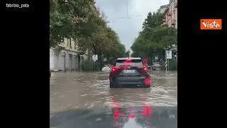 Maltempo a Milano, strade allagate. I video postati sui social