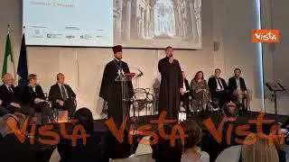 Ricostruzione dell'Ucraina, l'arcidiacono di Odessa canta 'O Sole Mio alla Triennale di Milano