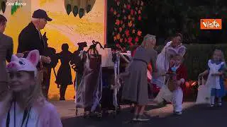 Biden distribuisce dolcetti ai bambini per Halloween alla Casa Bianca