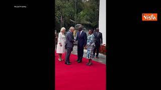 Re Carlo e la Regina Camilla in Kenya. Ecco la cerimonia di benvenuto