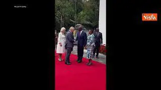 Re Carlo e la Regina Camilla in Kenya. Ecco la cerimonia di benvenuto
