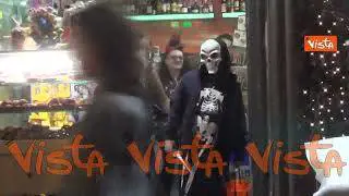Halloween a Napoli, dolcetti a forma di zucca e bambini in strada per "dolcetto o scherzetto"
