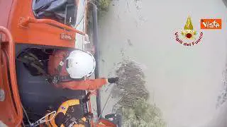 Maltempo a Verona, il salvataggio con elicottero e gommoni di un uomo bloccato sul fiume Adige