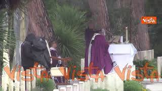 Pioggia torrenziale al Rome War Cemetery durante la messa con Papa Francesco