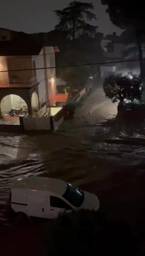 Maltempo in Toscana, a Prato la strada diventa un fiume