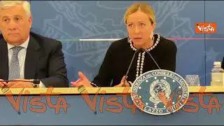 La penna rosa della Presidente Meloni per prendere appunti in conferenza stampa a Chigi