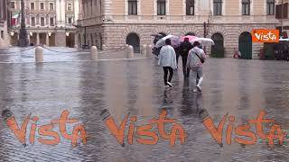 Acquazzone a piazza Montecitorio a Roma, le immagini