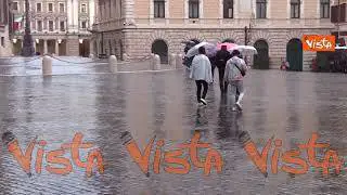 Acquazzone a piazza Montecitorio a Roma, le immagini