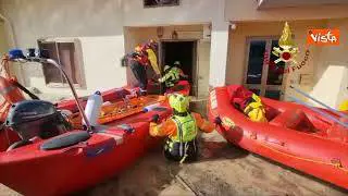 Maltempo in Toscana, Vigili del Fuoco soccorrono popolazione con i gommoni