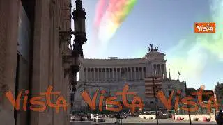 Festa delle Forze Armate, a Piazza Venezia a Roma il passaggio delle Frecce Tricolori