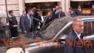 Un caffè per la premier Meloni e il presidente La Russa dopo l'omaggio al Milite Ignoto