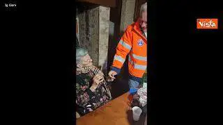 Giani incontra una signora anziana a Quarrata dopo l'alluvione