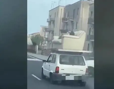 Catania, sdraiato sul divano sopra il tettuccio della Panda: "Non me ne ero accorto"