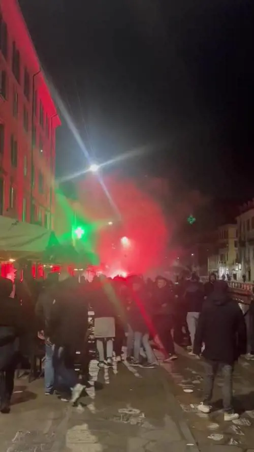 Scontri tra tifosi del Milan e del PSG sui Navigli di Milano