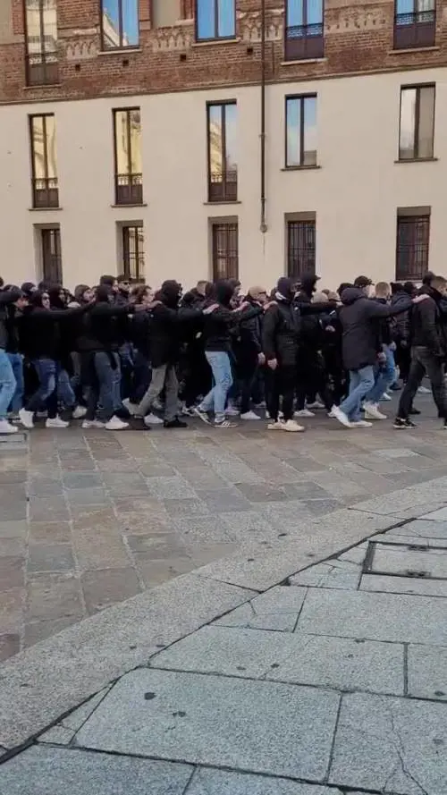 L’arrivo in piazza Duomo dei tifosi del Psg 