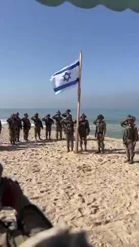 I soldati israeliani cantano l'inno nazionale su una spiaggia di Gaza